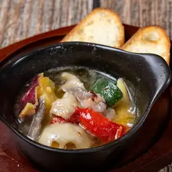 Garlic shrimp with offal and chunky vegetables ~ Served with 2 slices of baguette