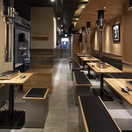 【どんなシーンにもピッタリ】広々とした店内はゆったりとお過ごしいただけますので、普段使いにはもちろん、記念日やビジネスシーンまで多彩な場面にマッチ。お仕事帰りのお食事にもお気軽にお立ち寄りください。