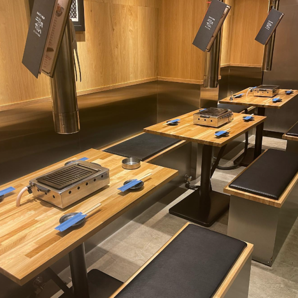 【匂いを気にせず過ごせる空間】壁にアートが飾られたスタイリッシュな店内は、木の温もりを感じる落ち着いた雰囲気です。煙や匂いを気せず焼肉を楽しんでいただけるよう、荷物の収容が可能な椅子を設置。会社帰りにスーツのままでも気にせずお過ごしいただけます！ダクトや調理法にもこだわりました。