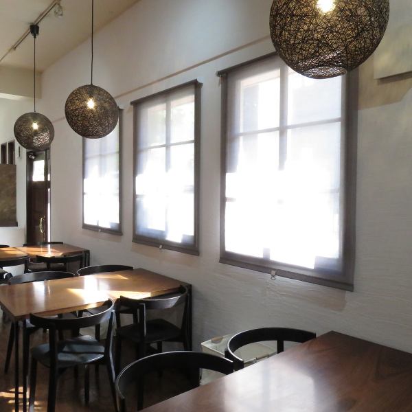 当店の内装は、清潔感のある白を基調としたデザインで、明るく爽やかな雰囲気を演出しています。落ち着いた色合いのインテリアが心地よい空間を作り出し、リラックスしながらお食事を楽しむことができます。美味しい料理と共に、心安らぐ食事のひとときをお楽しみください。