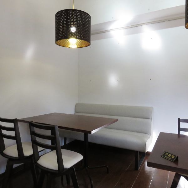 当店では、座りやすい回る椅子を一部に取り入れています。この椅子は、快適な座り心地を提供し、ゆったりとした食事の時間をサポートします。肘掛けがあることでリラックスしやすい造りとなっております。