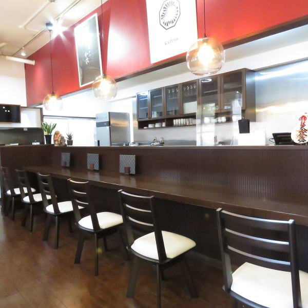 当店では、座り心地の良いベンチシートも一部に設置しています。このベンチシートは、広々としたスペースを提供し、友人や家族との楽しい食事をより快適にお楽しみいただけます。心地よい空間で、おいしい料理と共に素敵なひとときをお過ごしください。