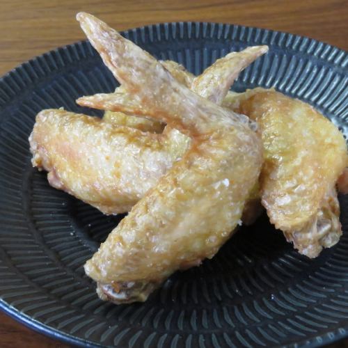 【国産鶏使用】あっさり味付けがうれしい♪「特製手羽先(5本)」/680円 (税込)