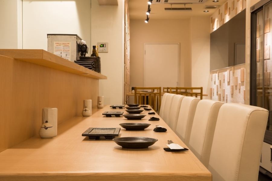 [10 seconds walk from Exit 1 of Fushimi Station] The spacious counter seats are comfortable even for one person.It's perfect for a date or a meal with friends.You can spend a relaxing time here.It is also ideal for gatherings of family and relatives, banquets, etc.Make your reservation as soon as possible♪