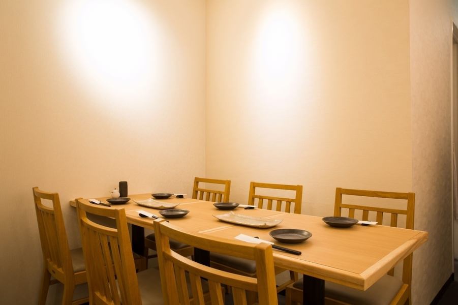 【也备有宴会套餐】适合宴会的餐桌座位可容纳2至24人。您可以在充满木头温暖的平静氛围中一边享受时令菜肴，一边交谈。下班后和朋友聚会后也很受欢迎。