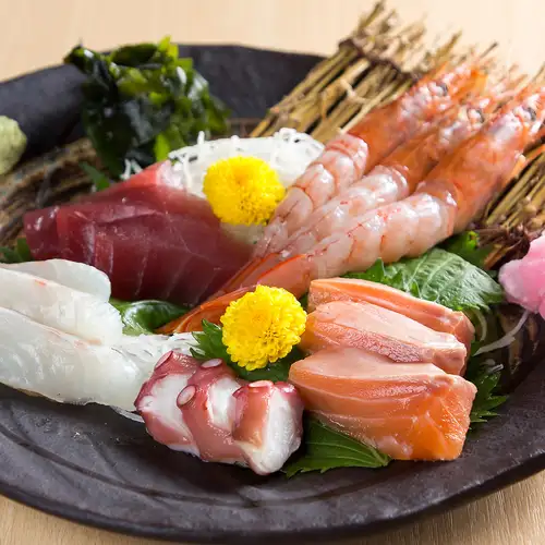 鮮度抜群のお刺身5種盛り！彩り豊かな旬の味わいを堪能できる、お酒にも相性抜群の贅沢な一品です。