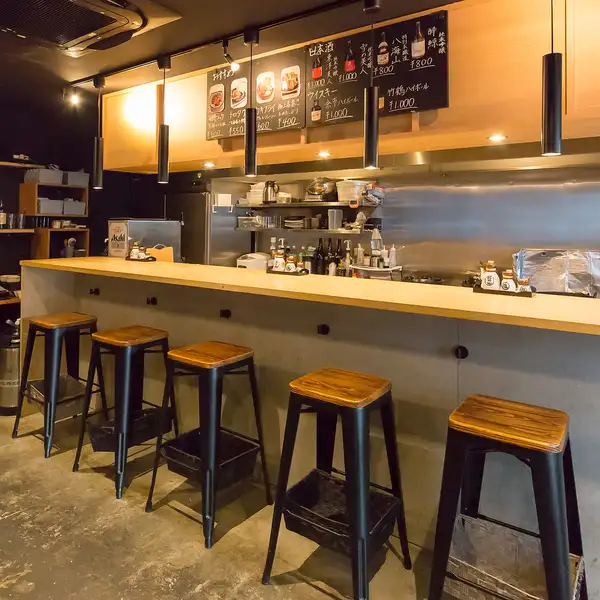 店内にはお一人様でもふらりと気軽に立ち寄れるカウンター席と、グループでの飲み会に最適なテーブル席をご用意しております。落ち着いた温かみのある空間は、美味しいお酒と料理を前にゆったりリラックスして過ごせるのが魅力。普段使いのサク飲みから賑やかな宴会まで、幅広いシーンに合わせてご利用ください！