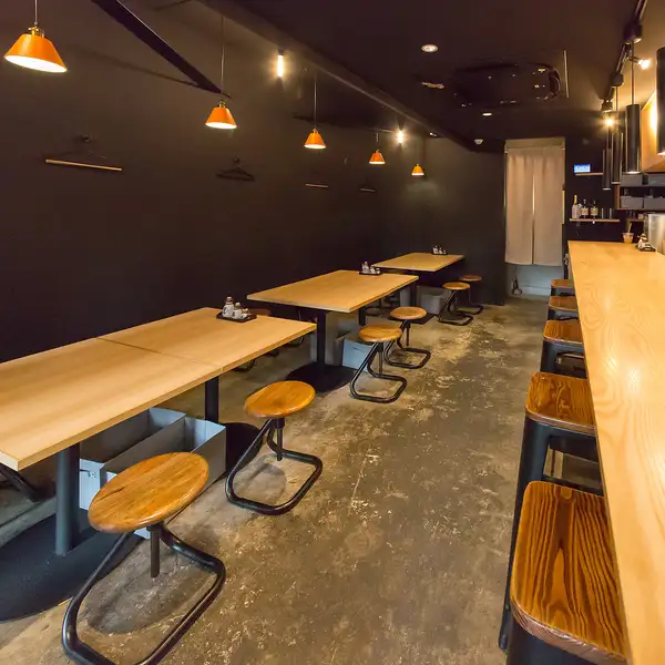細部までこだわりが詰まった綺麗な店内は、快適に過ごせる空間作りに力を入れています。お手洗い前には印象的な丸い鏡が設置されており、洗練されたおしゃれな雰囲気を演出。女性のお客様にも喜ばれる工夫が随所に施されており、細やかなおもてなしが感じられる心地よい空間です。女子会やデートにもぜひご利用ください◎