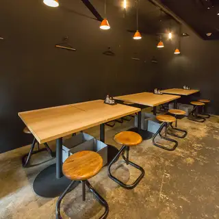 様々なシーンでご利用いただける4名様用テーブルを3卓、2名様用テーブルを1卓ご用意しております。