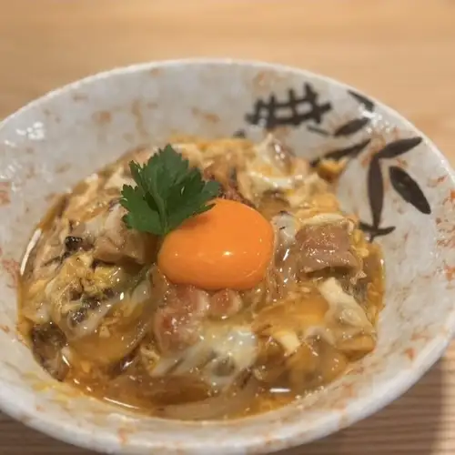 卵黄が乗った極上のコク！濃厚な味わいで楽しむ親子丼