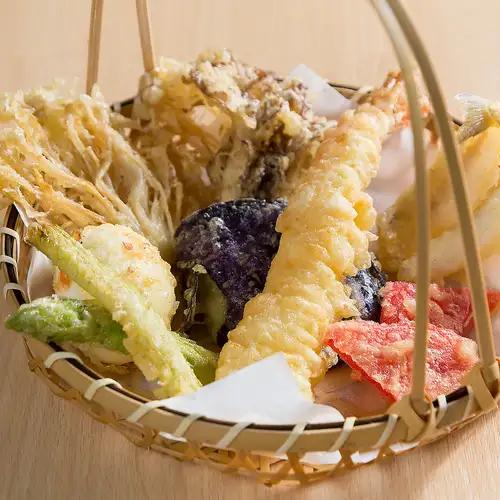 サクサク食感の天ぷら８種盛り合わせ！素材の旨味が詰まった熱々の美味しさをリーズナブルに楽しめます。
