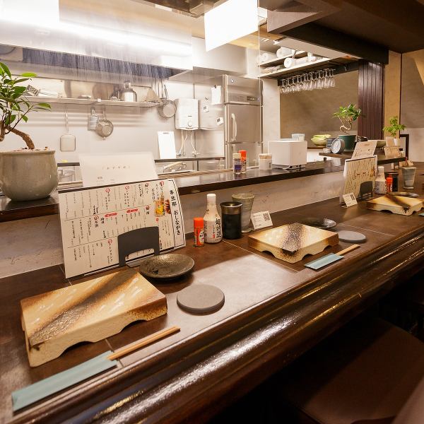 お一人様やデートなど、少人数にぴったりなカウンター席をご用意◎焼き場が見えるカウンターでは、職人が備長炭で焼き上げる様子を間近で楽しめ、臨場感あふれる時間を過ごせます。落ち着いた照明と和のテイストが調和した空間で、一日の疲れをいやすゆったりとしたひとときをお過ごしいただけます。