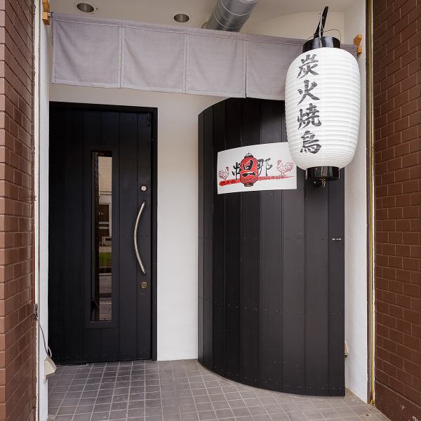 アクセスも便利で、仕事帰りや特別な日にも立ち寄りやすい立地にございます。店内は和の趣を大切にしながらも、非日常的な雰囲気を演出しています。焼き場が見えるレイアウトで、料理が仕上がる過程を楽しめるのも魅力◎豊富なワインと炭火焼料理を、心地よい空間でご堪能ください。