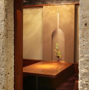 [Sakura-Sakura-]一種沙髮型私人房間，可供2至4人輕鬆使用。非常適合在約會和晚餐聚會等場景中使用。請隨時要求提前預覽。