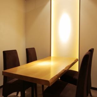 [菫-Sumire-]可供2至4人輕鬆使用的餐桌型私人房間。非常適合在約會和晚餐聚會等場景中使用。請隨時要求提前預覽。