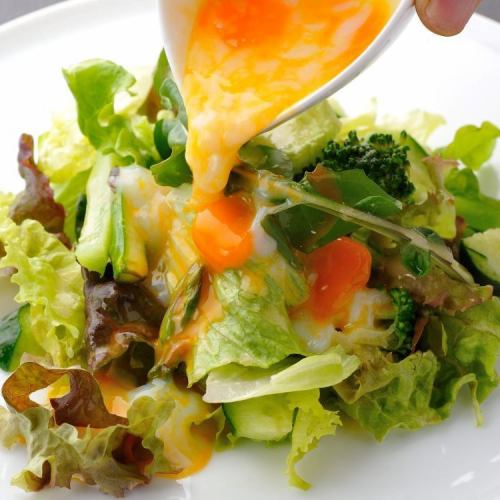 日式沙拉酱配绿色沙拉和半熟鸡蛋