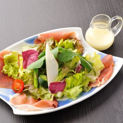 Prosciutto salad French dressing