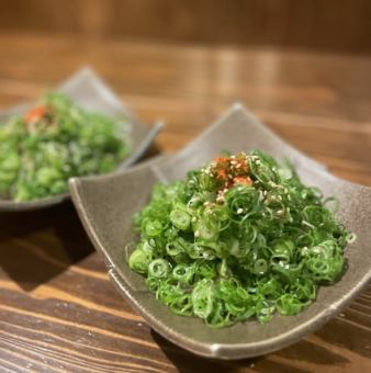 高宮地鶏の蒸し鶏　観音葱まみれ