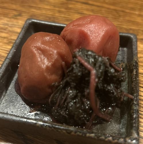 塩と赤紫蘇だけで漬けた梅干し