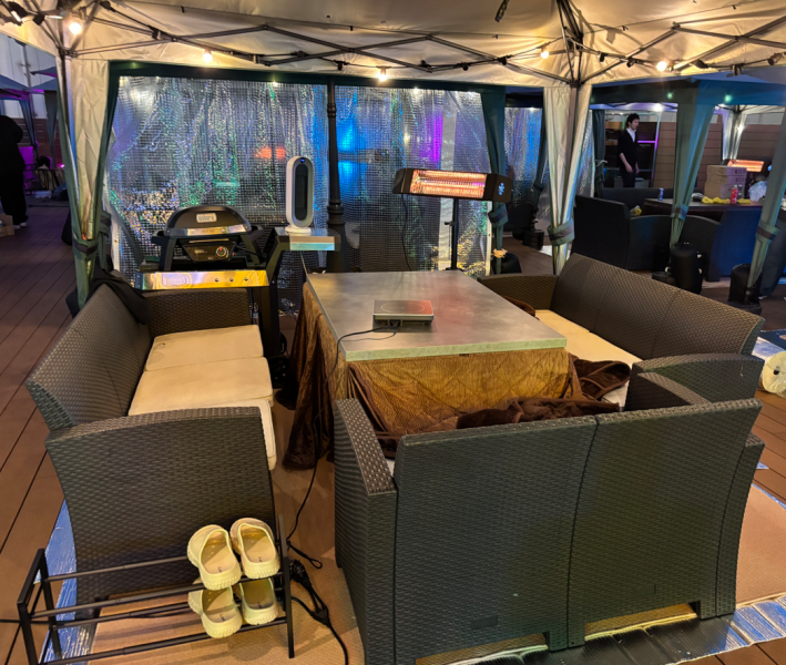 【ソファ席2~10名様】店内には2名様からご利用可能なソファ席をご用意。お昼は太陽を浴びながら、夜は天王寺・阿倍野の夜景を楽しみながら、開放的な空間でお酒とお肉をご堪能あれ!冬はヒーター・こたつ・カーペット完備で寒さ対策も抜群です!