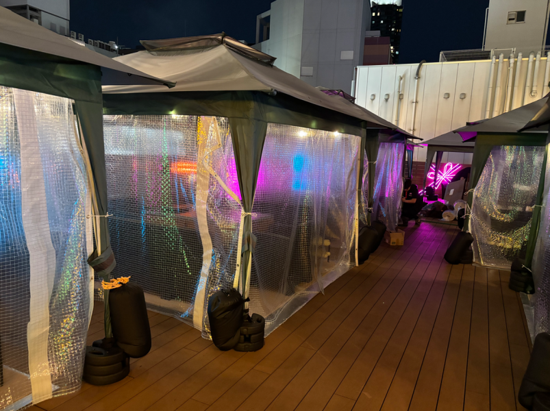 冬のジャンオクはあったかテントBBQにパワーアップ!風をしっかり防「透明テント&ヒーター完備」で、寒い季節でも快適に楽しめます!忘年会・新年会・飲み会にぴったり♪人数に合わせてレイアウトも調整できます