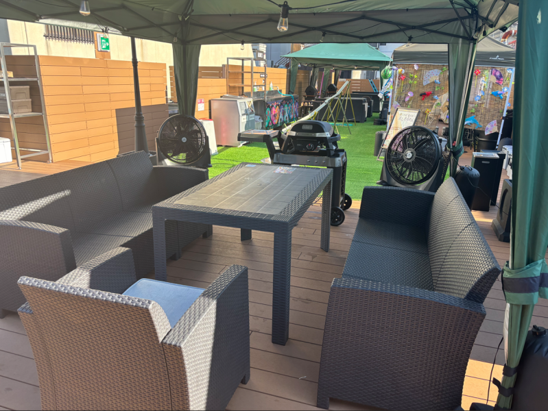 昼は青空の下でBBQ、夜は開放的なビアガーデン空間で乾杯！屋上ならではの風通しの良い空間で、非日常のひとときをお楽しみいただけます。大型扇風機や日よけテントも完備し、暑さ対策も万全です！