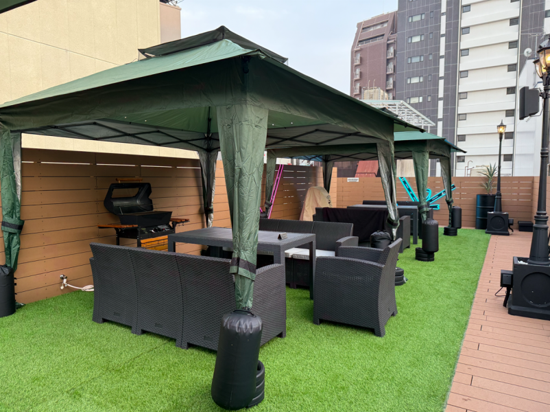 大人数での宴会やパーティーにも最適な屋上BBQ空間。日よけテントや大型送風機を完備し、暑い日でも快適にお楽しみいただけます。人数に合わせたレイアウト調整も可能です。