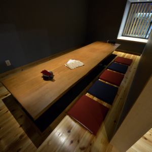 It is a private room of digging kotatsu for up to 10 people.