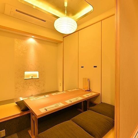 <p>【完全個室完備】店内に入ると隠れ家のような寛ぎの空間が広がります。個室席は2名様から団体様まで幅広く対応！最大70名様までの個室もご用意可能です。お仕事帰りの飲み会、接待や二次会、各種ご宴会をお楽しみください。飲み放題付コースは多様な価格帯でご用意しております◎ただいま飲み会・宴会のご予約受付中！</p>