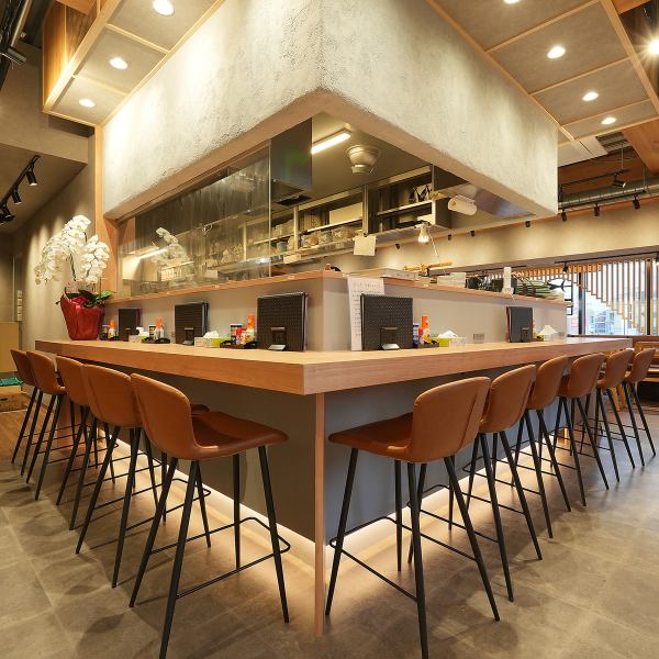 ◇◆カウンター席完備だからおひとり様も気軽にどうぞ!◇◆木を基調とした清潔感のある空間にはカウンター席をご用意♪イスに座ると目の前には数々の日本酒が並んでいます◎家に帰る前にサクッと飲みたいな・・・という方も、今日は日本酒をとことん飲みたいな、という方もお気軽にどうぞ★