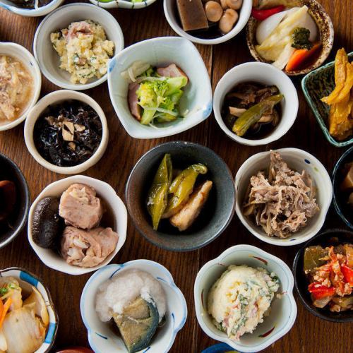 银藏的名产！每日手工制作的家常菜429日元。家常菜与米饭和酒都很相配！