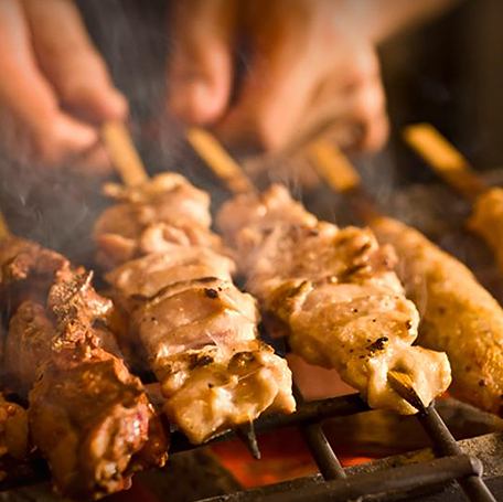 看板メニューの炭火焼き串、もつ鍋など絶品メニューがずらり★
