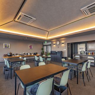 親密な雰囲気の中で、特別な人との会話を楽しむのに最適な席です。落ち着いた空間で、美味しい料理を味わいながら、心温まるひとときをお過ごしいただけます。デートや友人とのお食事にぜひご利用ください。皆さまのご来店をお待ちしております。