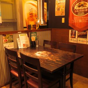 【最多可容納4人的餐桌】★最受歡迎★靠窗的4人餐桌。無論您是下班回家還是與家人一起回家！