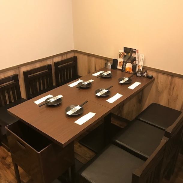 Table seat of 2F! It is a shop that can be used for a wide range of customers such as friends, family, colleagues, etc. In the second floor seat, please feel free to contact us because we have reserved reservations.