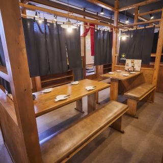 6名様まで座れる大きいテーブルタイプです♪テーブル、座敷、個室と、豊富な席タイプをご用意。女子会、合コン、仕事帰りのサク飲み、接待など、利用シーンに応じて最適なお席にご案内可能です。