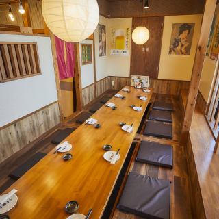 8名様まで座れる大きいテーブルタイプです♪会社の宴会やグループ利用におすすめなのが、掘りごたつスタイルの席。人数に応じて柔軟にレイアウトが可能。足元らくらくでリラックスしながら料理と会話を楽しめる空間は、幹事様からも好評です。