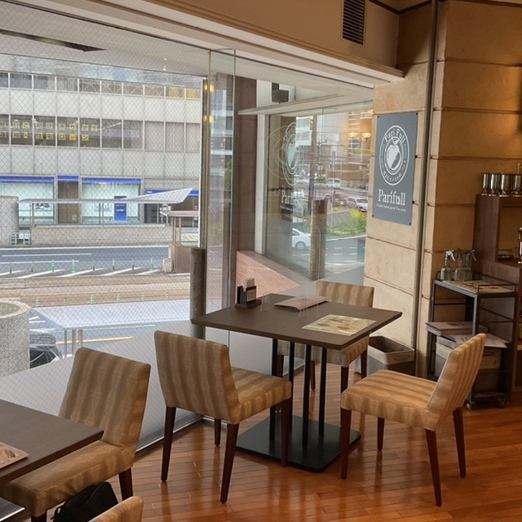 Enjoy a relaxing time while looking out from the 2nd floor of the Sogo Main Building.The new Hiroshima Bank HD Building is right in front of you!