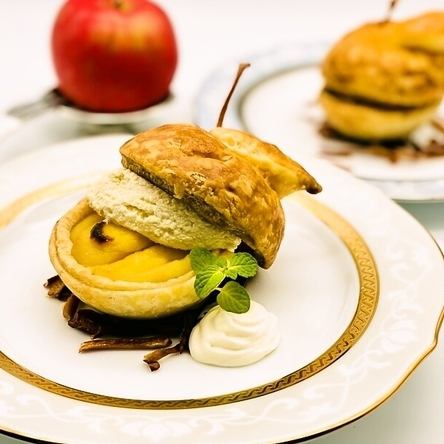 ``Parifull's specialty♪'' ~~Freshly baked apple pie shaped like an apple~~