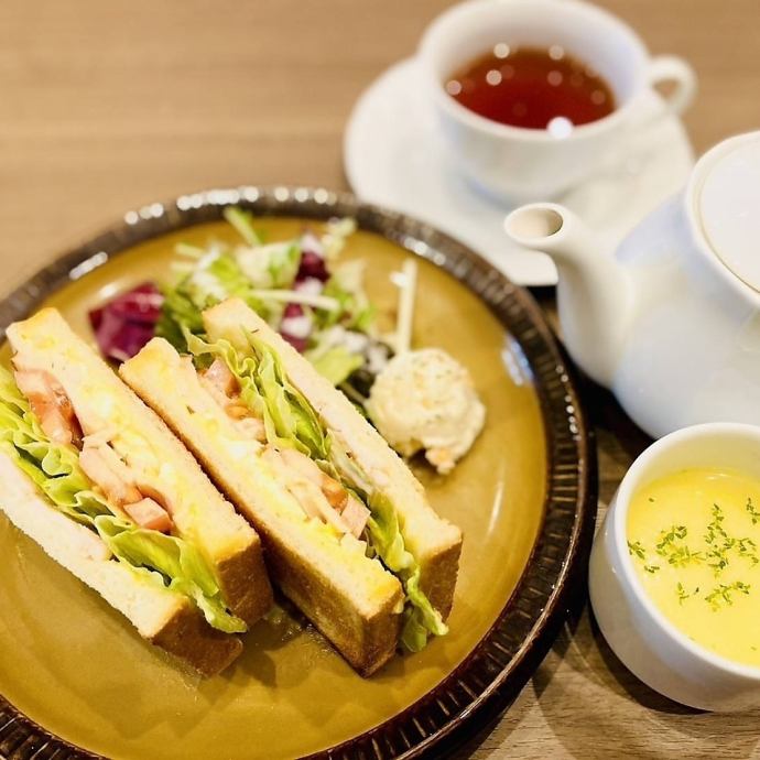 お得なランチセット』 特製ホットサンドセット 10:00～15:00