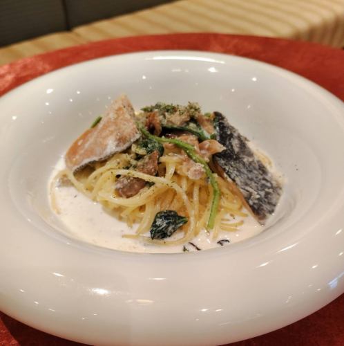 Salmon and mushroom cream pasta