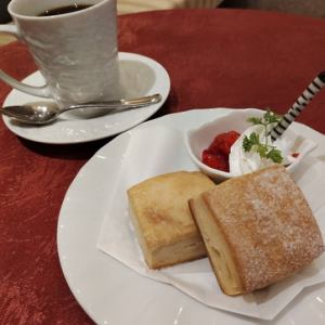 新鮮出爐的司康餅和飲料套裝