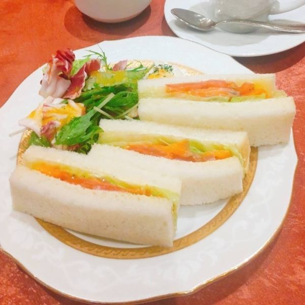 『お得なランチセット』 スモークサーモンのカルパッチョサンド