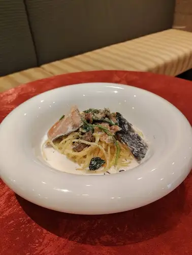 가을 연어와 버섯 크림 파스타