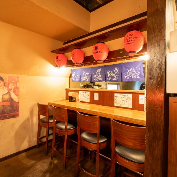 [For after work or meeting up] We also have comfortable counter seats available. Solo diners are welcome! Perfect for a quiet drink with coworkers or a relaxed date with your partner. [Kobe/Sannomiya/Izakaya/All-you-can-drink//Seafood/Private room/Exclusive use/Horigotatsu/]