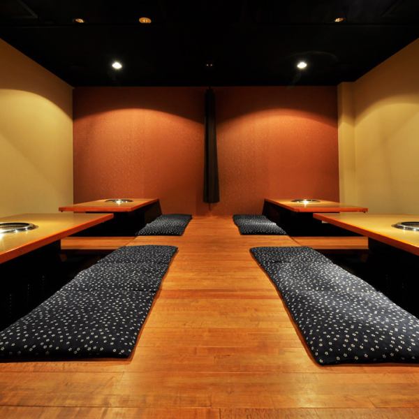 広々とした掘りごたつ個室は、20名様から最大24名様までご利用頂けます。歓送迎会や忘新年会など、各種宴会パーティーにおすすめです。また煙が気になるお客様でも、気にせずお食事ができるようにと、最新の無煙ロースターを導入しております。