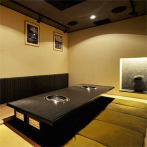 優雅なVIP個室は、4名様から最大10名様まで、ご利用頂ける個室ルームです。接待や記念日など、大切な方とのお食事にご利用下さい♪ お客様のシーンに合わせてご利用頂けるコースを多数ご用意！