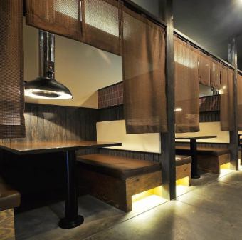 BOX席にはすだれがあり、人の目が気ならないプライベート感のある半個室のお席となります。