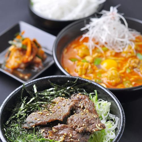 お得なハーフ＆ハーフセット（漬物・サラダ付） 