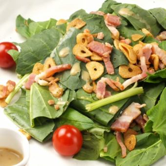 Spinach and crispy bacon salad